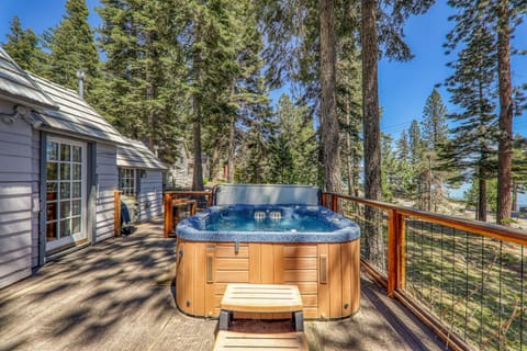 Reflections Lakeview Cabin - Private Beach Access, Hot Tub & Buoy! House in Tahoe Vista