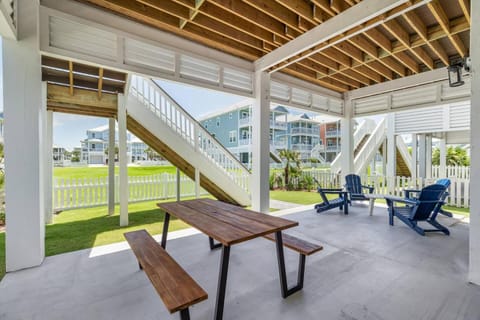 Beachfront Bliss Luxe 4br House W Beach Access House in Galveston Island