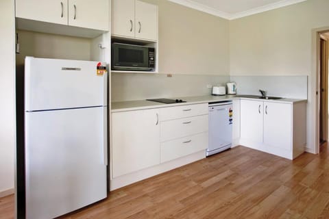 Kitchen or kitchenette, dishwasher