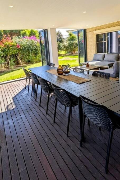 Day, Seating area, Dining area, Garden view