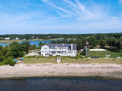 The Beachfront Estate, 360 Ocean Views, 5700 sqft Casa in Fairhaven