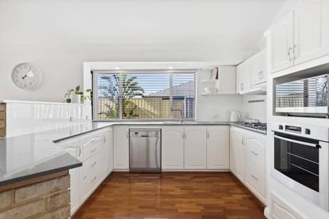 Beachside Family & Pet Friendly Casa Del Caravel House in Mandurah