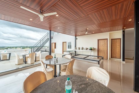 Balcony/Terrace, Banquet/Function facilities, Seating area, Dining area, City view