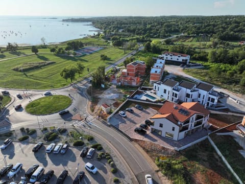 Property building, Day, Neighbourhood, Natural landscape, Bird's eye view, City view, Sea view, Street view, Location, Parking