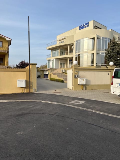 Property building, Day, Street view, Location