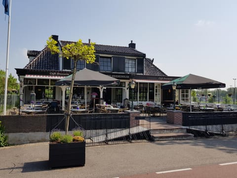 Café Brasserie Het Heerenhuis Bed and Breakfast in Zaandam