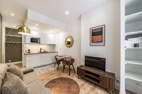 TV and multimedia, Kitchen or kitchenette, Living room, Seating area, Dining area, stove