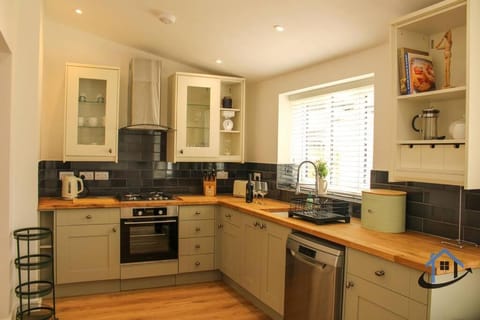 Coffee/tea facilities, Kitchen or kitchenette, dishwasher, oven, stove, toaster