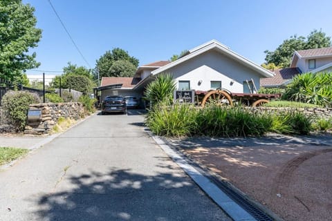 Property building, Garden, Parking