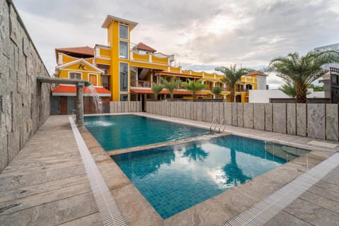 Property building, Day, Pool view, Swimming pool, Swimming pool