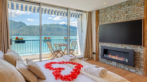 Bed, TV and multimedia, Balcony/Terrace, Bedroom, Lake view, fireplace