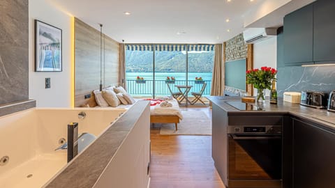 Hot Tub, Photo of the whole room, Lake view, Mountain view, kitchen