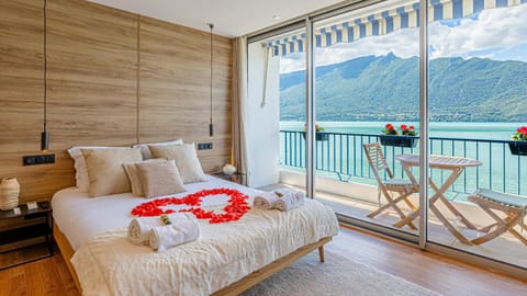 Bed, Bedroom, Lake view, Mountain view