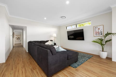 Family Friendly Close 2 Airport, Optus, Crown & City House in Perth