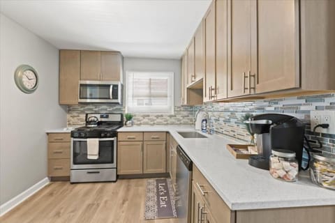 Coffee/tea facilities, Kitchen or kitchenette, dishwasher, oven, stove, toaster