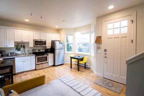 Adorable Cozy House with Parking and Loft! House in Capitol Hill