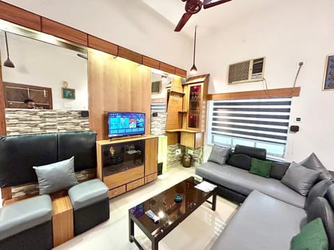 Communal lounge/ TV room, Living room, Seating area, Evening entertainment, minibar