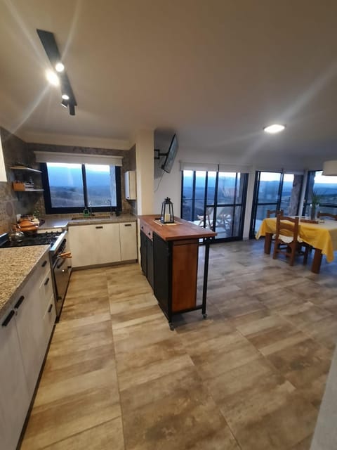 Kitchen or kitchenette, Dining area, minibar, pet friendly, stove