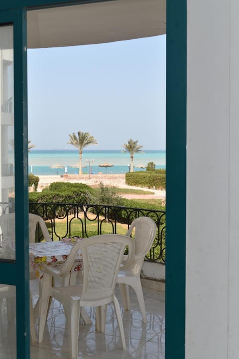 Patio, Natural landscape, View (from property/room), Balcony/Terrace, Dining area, Beach, Sea view