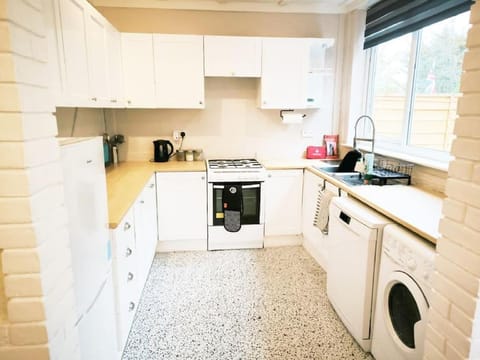 Coffee/tea facilities, Kitchen or kitchenette, dishwasher, oven, stove, toaster, washing machine, dryer