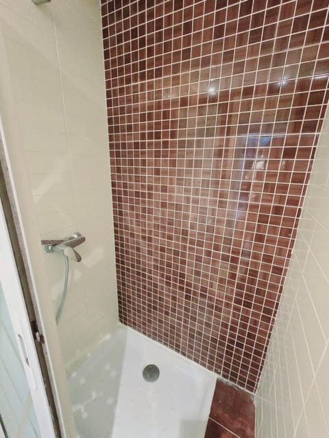 Shower, Toilet