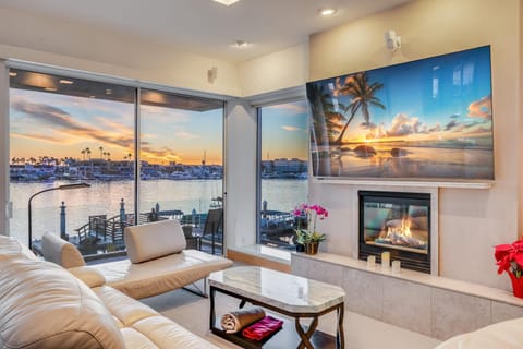 Waterfront Oasis w Pier Parking & Beach on Island House in Balboa Island