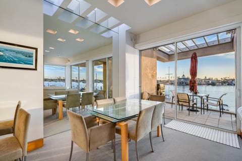 Waterfront Oasis w Pier Parking & Beach on Island House in Balboa Island