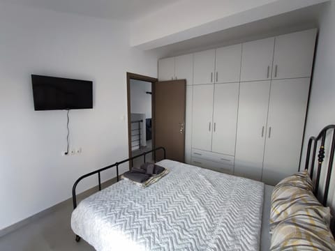 Bed, TV and multimedia, Photo of the whole room, Bedroom, wardrobe