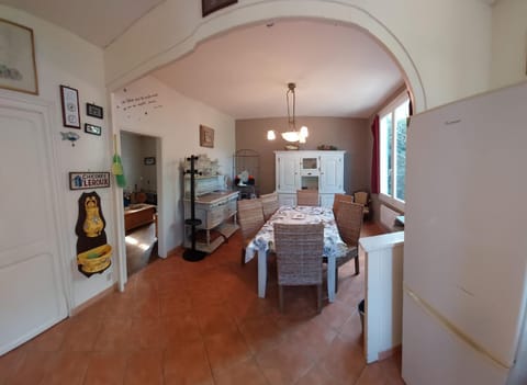 Kitchen or kitchenette, Photo of the whole room, Dining area