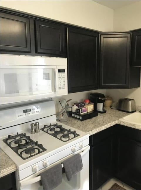 Coffee/tea facilities, Kitchen or kitchenette, microwave, stove, toaster