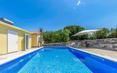 Property building, Day, Pool view, Swimming pool, sunbed