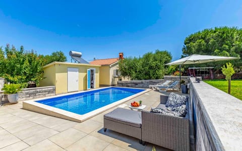 Garden, Seating area, Garden view, Swimming pool, sunbed