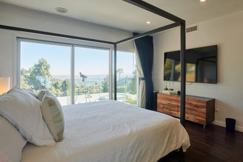 Luxe in Hollywood Hills- modern oasis, pool 5 min to Sunset House in Hollywood