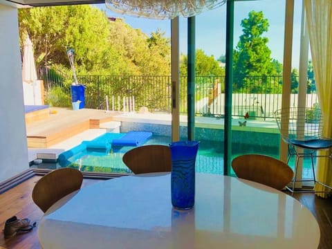 Luxe in Hollywood Hills- modern oasis, pool 5 min to Sunset House in Hollywood