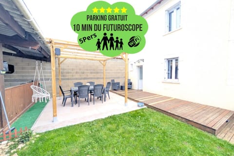 Property building, Patio, Day, Balcony/Terrace, Inner courtyard view