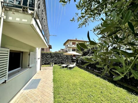 Property building, Spring, Day, Garden, Garden view