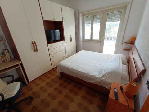 Bed, TV and multimedia, Bedroom, wardrobe