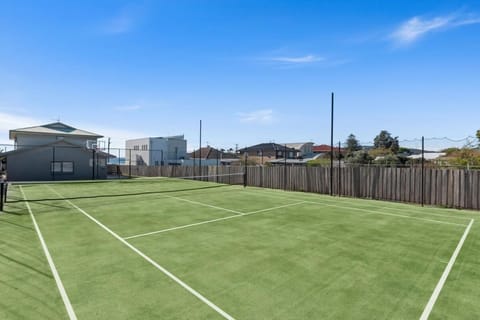 Tennis court, Tennis court