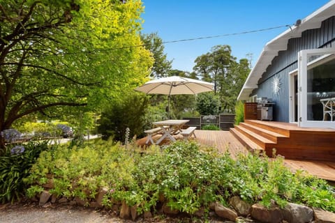 Property building, Day, Garden, Dining area