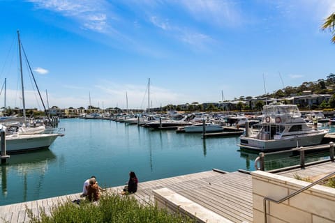 Anchorage Villa - Pet Friendly Marina Townhouse by the Beach House in Dromana