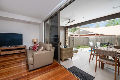 Patio, TV and multimedia, View (from property/room), Balcony/Terrace, Living room, Seating area