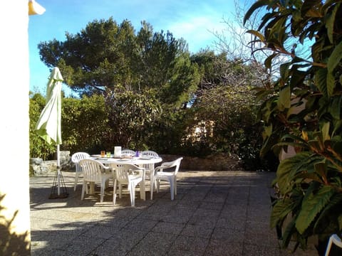 Villa 8 pers, proche plage, terrasse, secteur calme, animaux ok, Gruissan - FR-1-796-67 House in Gruissan