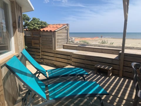 T3 Rénové Climatisé Vue Mer, Terrasse, Accès Direct Plage, Parking - 4/5 Pers - FR-1-796-68 House in Gruissan