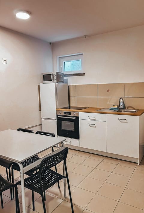 Kitchen or kitchenette, Dining area, oven, stove