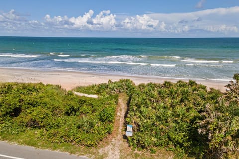 Coastal Cottage with Hot Tub in Private Backyard House in Vilano Beach