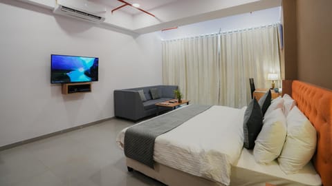 TV and multimedia, Seating area, Bedroom