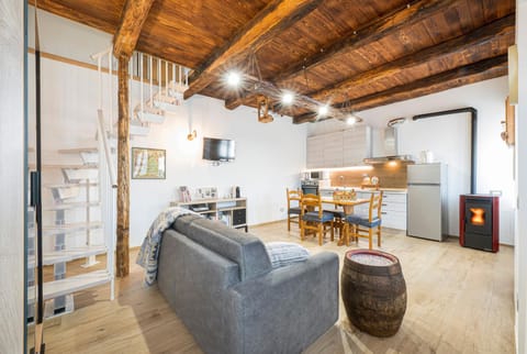 Coffee/tea facilities, Living room, dishwasher, internet, internet, microwave, stove, kitchen