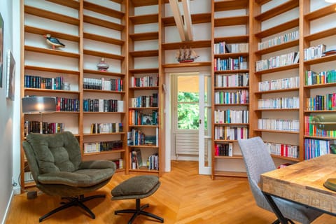 Library, Seating area