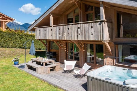 Chalet Les Granges - 4 Bedrooms with Jacuzzi and BBQ - Cozee Rentals Chalet in Les Houches