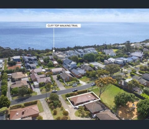 2 Bedroom Home Mornington Walking to Beach Casa in Mornington